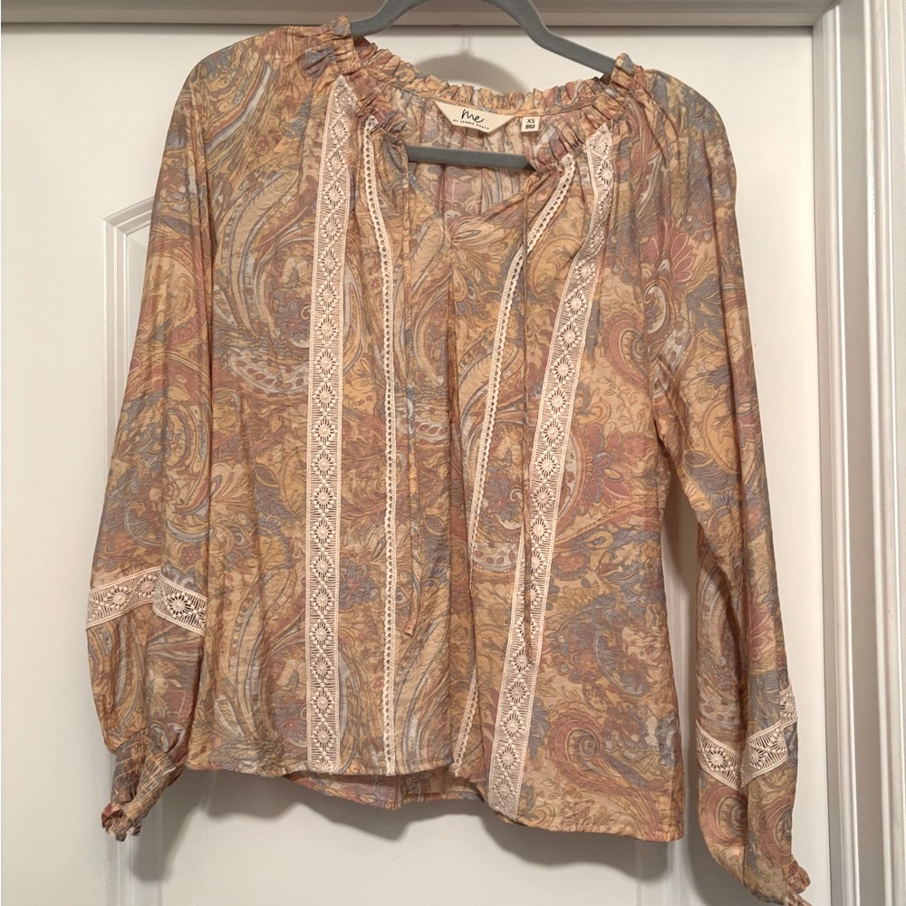 NWOT Me by Jennie Garth Eleanor
Woven Blouse with RuffleDetail Blondie Paisley